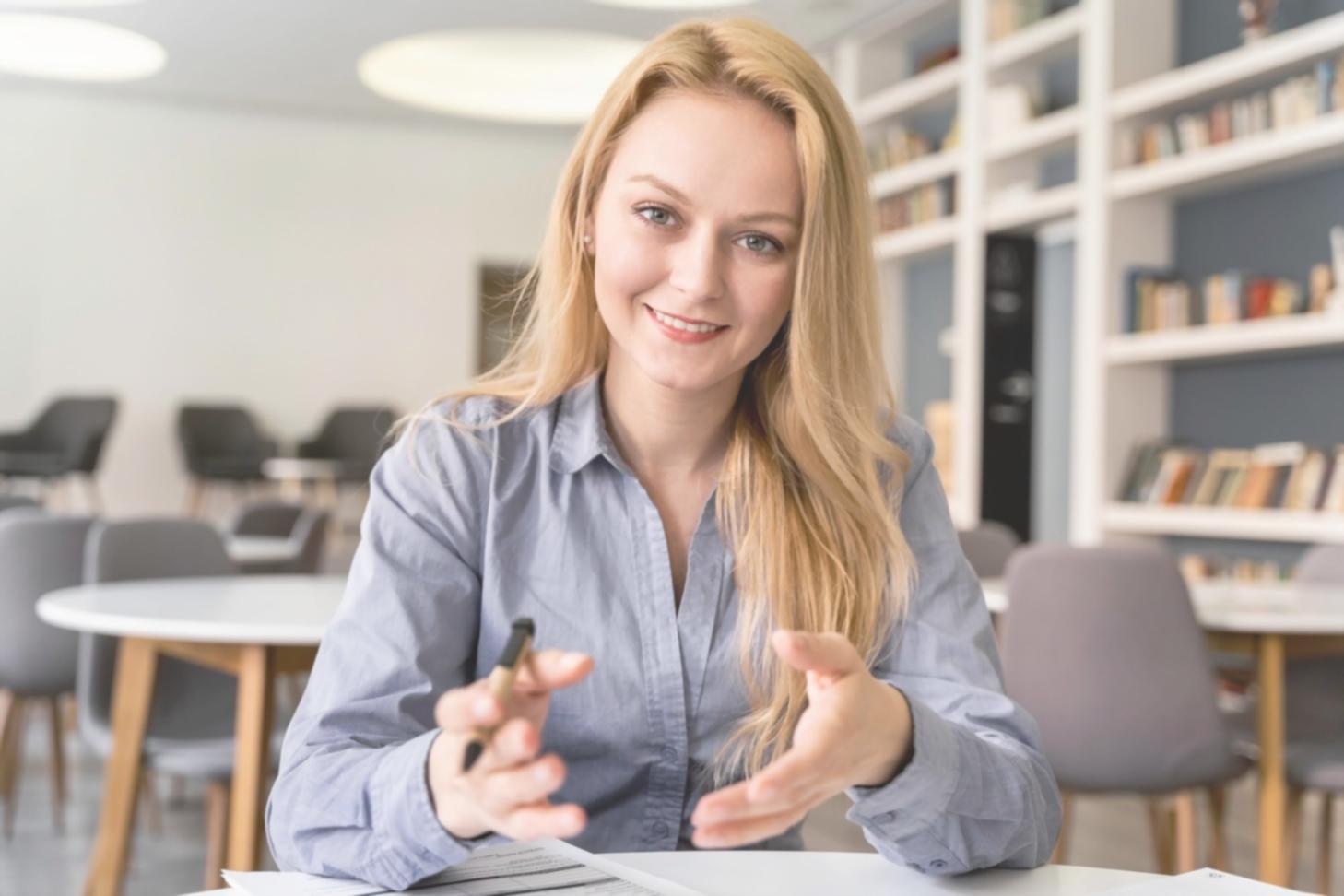 Modernes Büro mit Finanzanalyse-Arbeitsplatz